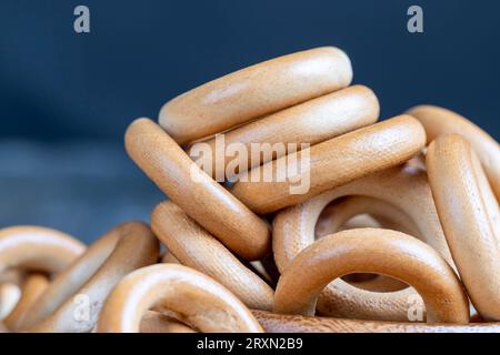 bagel di prodotti a base di farina solida, bagel secchi di piccole dimensioni, dessert fresco e non dolce per il tè Foto Stock