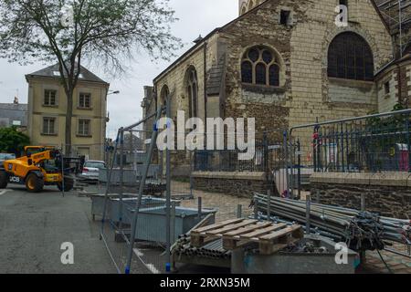 Angers, Francia, 2023. Place Freppel, il lato sud della Cattedrale di Saint-Maurice e la Cappella di Notre-Dame-de-Pitié sono in fase di restauro Foto Stock