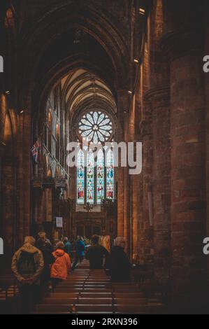 Illuminata all'interno della cattedrale di San Magno a Kirkwall, Scozia, ripresa verticale Foto Stock