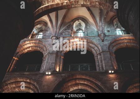 Illuminata all'interno della cattedrale di San Magno a Kirkwall, Scozia, vista dall'angolo basso Foto Stock