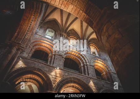 Illuminato all'interno della cattedrale di San Magnus a Kirkwall, Scozia Foto Stock