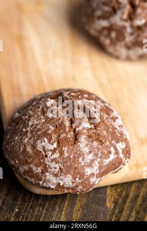 Pan di zenzero al cioccolato fresco sul tavolo da cucina, dolci con primo piano al sapore di cioccolato Foto Stock