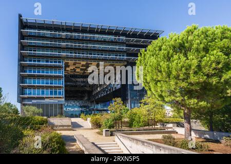 Montpellier, Francia - 09 25 2023 : Vista paesaggistica dell'architettura contemporanea di Jean Nouvel del municipio o Hôtel de ville dal suo giardino Foto Stock