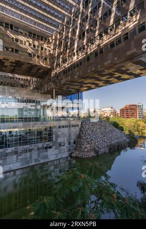 Montpellier, Francia - 09 25 2023 : Vista verticale dell'architettura contemporanea di Jean Nouvel del municipio o Hôtel de ville Foto Stock