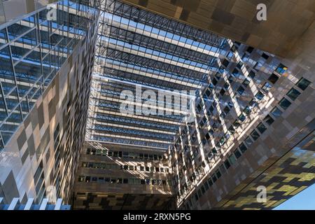 Montpellier, Francia - 09 25 2023: Vista dal basso angolo del soffitto e del tetto del municipio o Hôtel de ville, architettura contemporanea di Jean Nouvel Foto Stock