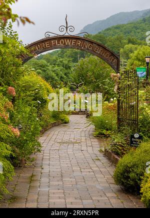 Lure Lake, North Carolina, USA - 11 agosto 2023: Il ponte fiorito è un giardino di comunità di volontari che si trova su e ad ogni estremità del decommis Foto Stock