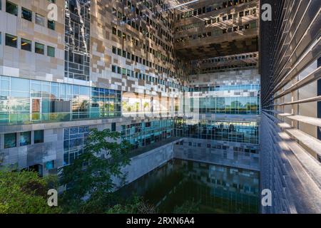 Montpellier, Francia - 09 25 2023 : Vista panoramica del municipio o dell'esterno del Hôtel de ville - architettura moderna di Jean Nouvel Foto Stock