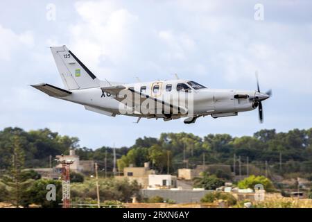 Air Force francese Socata TBM-700 (Reg.: 125) partenza dalla pista 31 dopo la partecipazione a mia 2023. Foto Stock