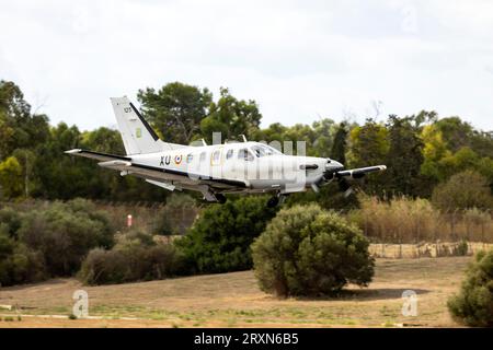 Air Force francese Socata TBM-700 (Reg.: 125) partenza dalla pista 31 dopo la partecipazione a mia 2023. Foto Stock