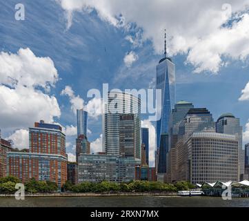 Gli appartamenti e gli edifici adibiti a uffici di Battery Park City sono costruiti in discarica da scavi delle torri originali del World Trade Center. Vista dal traghetto. Foto Stock