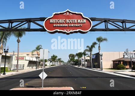 SANTA ANA, CALIFORNIA - 24 SETTEMBRE 2023: L'insegna dello storico quartiere commerciale South Main Business District si trova su Main Street. Foto Stock