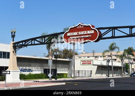 SANTA ANA, CALIFORNIA - 24 SETTEMBRE 2023: L'insegna dello storico quartiere commerciale South Main Business District si trova su Main Street. Foto Stock