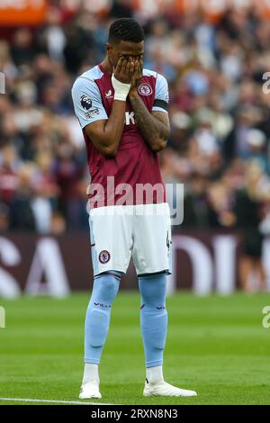 L'Ezri Konsa dell'Aston Villa reagisce durante la partita di Premier League a Villa Park, Birmingham. Data immagine: Sabato 16 settembre 2023. Foto Stock