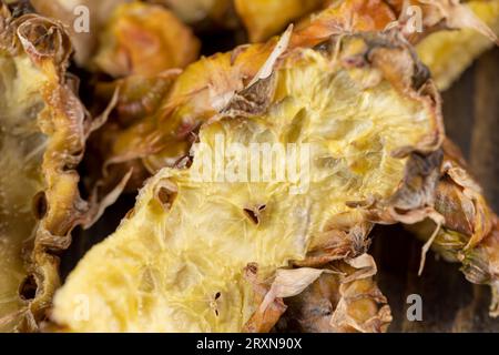 buccia verde-gialla di ananas maturo primo piano, buccia di ananas pelata verde e giallo Foto Stock