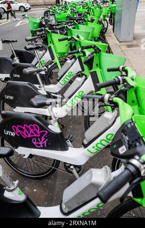 Londra, Regno Unito. 26 settembre 2023. Un enorme gruppo di biciclette Lime scartate intasano King Street a St James. Crediti: Guy Bell/Alamy Live News Foto Stock