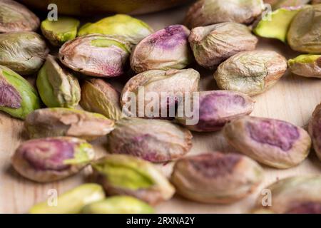 Deliziosi pistacchi croccanti con sale senza guscio, noci di pistacchio di qualità pelate e striate Foto Stock