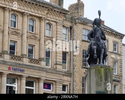 Durham, Regno Unito - 27 settembre 2023 : luminoso giorno autunnale nel centro della città. Statua sul mercato. Uomo a cavallo. Charles William Vane Stewart. Foto Stock