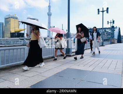 Un gruppo di donne giapponesi attraversa un ponte ad Asakusa, Tokyo, Giappone Foto Stock