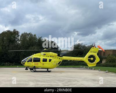 Una visione generale dell'ambulanza della Yorkshire Air nella loro base a Nostell, vicino a Wakefield, mentre uno dei membri dell'equipaggio Alex Clark ha descritto come temeva per la sua vista dopo essere stato colpito all'occhio da un laser nell'ultimo atto di "stupidità insensata". Alex era seduto accanto al pilota quando ha subito un ustione agli occhi mentre l'ambulanza della Yorkshire Air sorvolava Bradford venerdì. Foto Stock