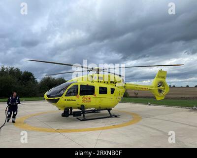 Una visione generale dell'ambulanza della Yorkshire Air nella loro base a Nostell, vicino a Wakefield, mentre uno dei membri dell'equipaggio Alex Clark ha descritto come temeva per la sua vista dopo essere stato colpito all'occhio da un laser nell'ultimo atto di "stupidità insensata". Alex era seduto accanto al pilota quando ha subito un ustione agli occhi mentre l'ambulanza della Yorkshire Air sorvolava Bradford venerdì. Foto Stock