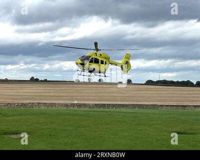 Una visione generale dell'ambulanza della Yorkshire Air che atterra alla loro base a Nostell, vicino a Wakefield, come uno dei membri dell'equipaggio Alex Clark ha descritto come temeva per la sua vista dopo essere stato colpito negli occhi da un laser nell'ultimo atto di "stupidità insensata". Alex era seduto accanto al pilota quando ha subito un ustione agli occhi mentre l'ambulanza della Yorkshire Air sorvolava Bradford venerdì. Foto Stock