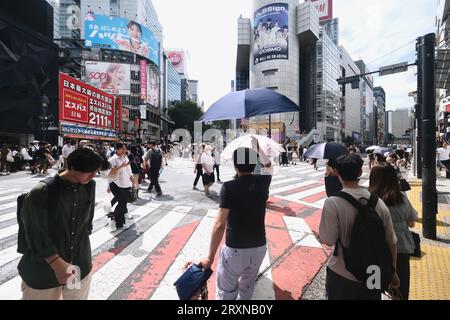 La gente cammina attraverso lo Shibuya Crossing a Tokyo, in Giappone Foto Stock