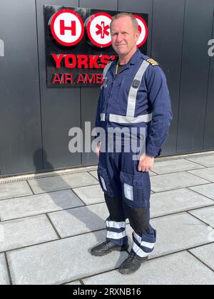 Una visione generale del capo pilota di ambulanza della Yorkshire Air Owen McTeggart nella loro base a Nostell, vicino a Wakefield, come uno dei membri del suo equipaggio Alex Clark ha descritto come temeva per la sua vista dopo essere stato colpito all'occhio da un laser nell'ultimo atto di "stupidità insensata". Alex era seduto accanto al pilota quando ha subito un ustione agli occhi mentre l'ambulanza della Yorkshire Air sorvolava Bradford venerdì. Foto Stock