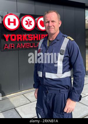 Una visione generale del capo pilota di ambulanza della Yorkshire Air Owen McTeggart nella loro base a Nostell, vicino a Wakefield, come uno dei membri del suo equipaggio Alex Clark ha descritto come temeva per la sua vista dopo essere stato colpito all'occhio da un laser nell'ultimo atto di "stupidità insensata". Alex era seduto accanto al pilota quando ha subito un ustione agli occhi mentre l'ambulanza della Yorkshire Air sorvolava Bradford venerdì. Foto Stock