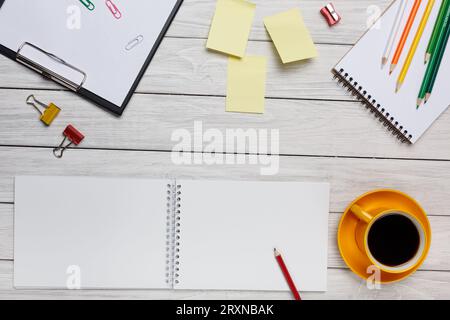 Tazza di caffè da scrivania bianca gialla blocco note matite adesivi Eraser tastiera mouse Binder Flower Clip a forma di fiore Spring Flower tablet Cleaner Field Foto Stock