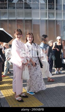 Giovani donne giapponesi vestite di kimono sfilano intorno ad Asakusa , Tokyo, Giappone Foto Stock