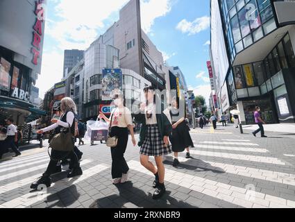 Le donne giapponesi attraversano un passaggio pedonale a Ikebukuro, Tokyo, Giappone Foto Stock