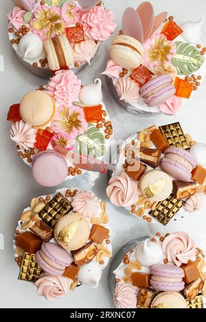 Set di bellissime torte ortodosse tradizionali decorate con glassa, meringhe, cioccolato, noci, toffee, macaron e gelatina Foto Stock