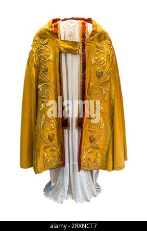 Chasuble, vestaglia liturgica ultraperiferica indossata dal clero per la celebrazione dell'Eucaristia nelle chiese cristiane della tradizione occidentale su sfondo bianco Foto Stock