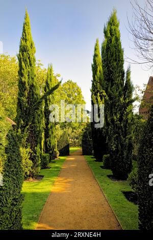 Il viale d'ingresso al Petersfield Physic Garden. Foto Stock