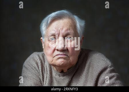 Ritratto di una donna anziana e triste nello studio Foto Stock