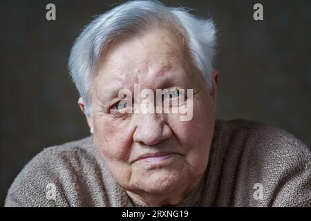 Ritratto di una donna anziana nello studio, primo piano Foto Stock