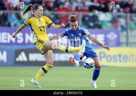 Castel di Sangro, Italia. 2 settembre 2023. La svedese Elin Rubensson e l'italiana Arianna Caruso gareggiano per il pallone durante la UEFA Women's Nations League 2023/204 League Una partita di calcio tra Italia e Svezia allo stadio Teofilo Patini a Castel di Sangro (Italia), 26 settembre 2023. Crediti: Insidefoto di andrea staccioli/Alamy Live News Foto Stock