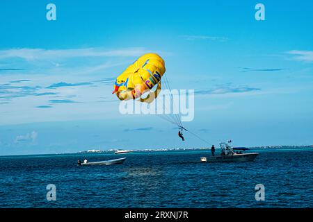 Parapendio in barca a vela durante le vacanze a Cancun, Messico. Foto Stock