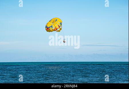 Parapendio in barca a vela durante le vacanze a Cancun, Messico. Foto Stock