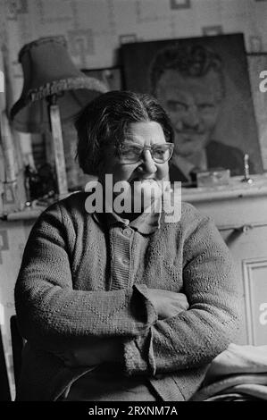 Anziana signora sedeva nella sala d'ingresso della sua casa vittoriana che è in attesa di demolizione durante la slum clearance di St Ann's, Nottingham, Inghilterra. Foto Stock