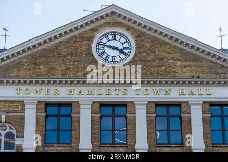 Londra. REGNO UNITO. 26 settembre 2023. Una vista generale del Municipio di Tower Hamlets. I raccoglitori di rifiuti del Tower Hamlets Council non stanno completando il loro turno, poiché la loro disputa con l'autorità locale sulla retribuzione continua. Il loro abbandono è iniziato il 18 settembre e Unite the Union ha detto che più di 200 lavoratori avevano rifiutato un aumento retributivo forfettario nazionale di £ 1.925 perché è inferiore all'inflazione. Crediti: Stephen Chung / Alamy Live News Foto Stock