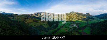 Vista droni della fattoria Hacienda Zuleta e del paesaggio circostante al tramonto, provincia di Imbabura, Ecuador Foto Stock