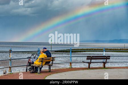 Morecambe, Lancashire, Regno Unito. 26 settembre 2023. Un arcobaleno sopra Morecambe Bay, Lancashire, in una giornata di sole e docce. Crediti: John Eveson/Alamy Live News Foto Stock