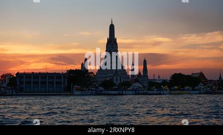 Bangkok, Thailandia, 25 dicembre 2018. Tempio di Wat Arun a Bangkok, Thailandia al tramonto. Il tempio è un'alta struttura bianca con più livelli e spp Foto Stock