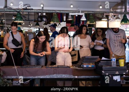 Seattle, Stati Uniti. 15 settembre 2023. Turisti al Pike Place Market. Foto Stock