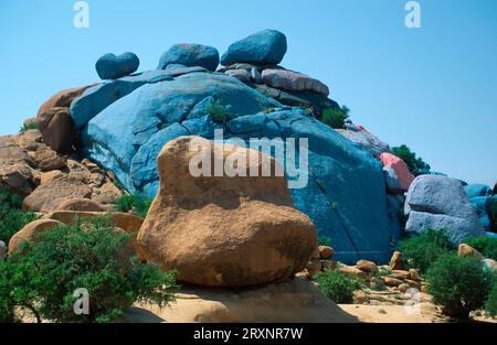 Les Peintures, rocce dipinte dal pittore belga Jean Verame, Tafroute, Anti Atlas, Marocco Foto Stock