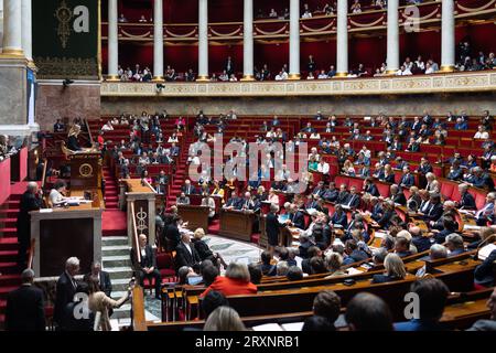 Parigi, Francia. 26 settembre 2023. Visione generale dell'Emiciclo durante una sessione di domande al governo all'Assemblea nazionale francese a Parigi il 26 settembre 2023. Foto di Raphael Lafargue/ABACAPRESS.COM Credit: Abaca Press/Alamy Live News Foto Stock