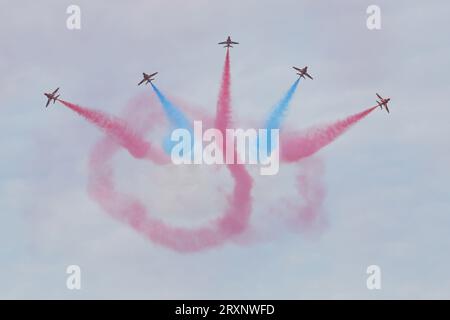 La squadra aeronautica della Royal Air Force Aerobatic, le frecce rosse che mostrano il campo d'aviazione di Wattisham, Suffolk nell'agosto 2023. Foto Stock