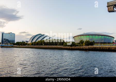 DAS Clyde Auditorium SEC Armadillo Links gehört mit der Veranstaltungshalle OVO Hydro rechts zum Scottish Exhibition and Conference Centre SECC und ist für größere Veranstaltungen wie Konzerte und u.a der Klimakonferenz COP26 ausgelegt - Die Stadt Glasgow am Fluß Clyde ist die größte Stadt Schottlands und die drittgrößte des Vereinigten Königreichs 18.09.2023 Glasgow Schottland Großbritannien *** il Clyde Auditorium SEC Armadillo, sulla sinistra, insieme alla sala eventi OVO Hydro sulla destra, fa parte dello Scottish Exhibition and Conference Centre SECC ed è progettato per eventi più grandi Foto Stock