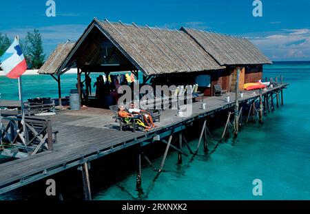 Turisti sul molo dell'Hotel Lankayan Island Resort, Isola di Lankayan, Sabah, Borneo, Malesia Foto Stock